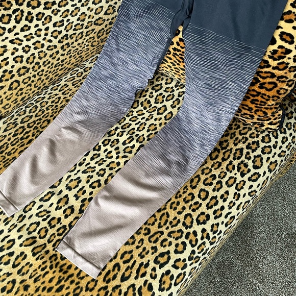 Ultimate leggings by PINK. Amazing hombre colors. - Picture 10 of 11
